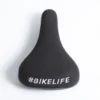 Selle BIKELIFE Noire Logo Blanc -Magasin De Vélos selle bikelife noire logo blanc