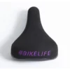 Selle BIKELIFE Noire Logo Violet -Magasin De Vélos selle bikelife noire logo violet